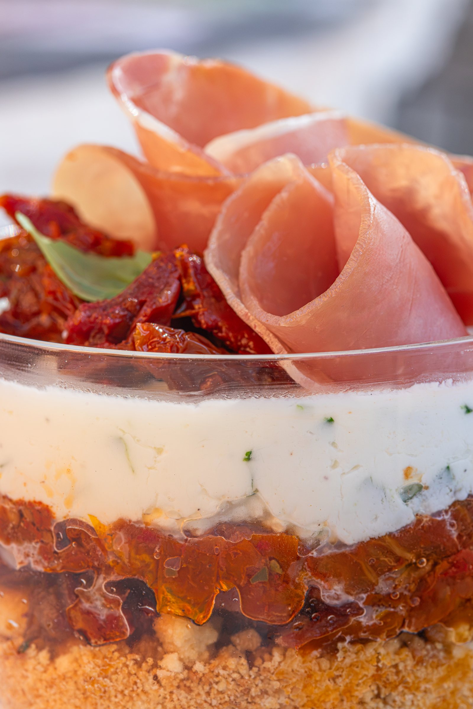 Aoste macro de verrine au jambon cru et tomates séchées