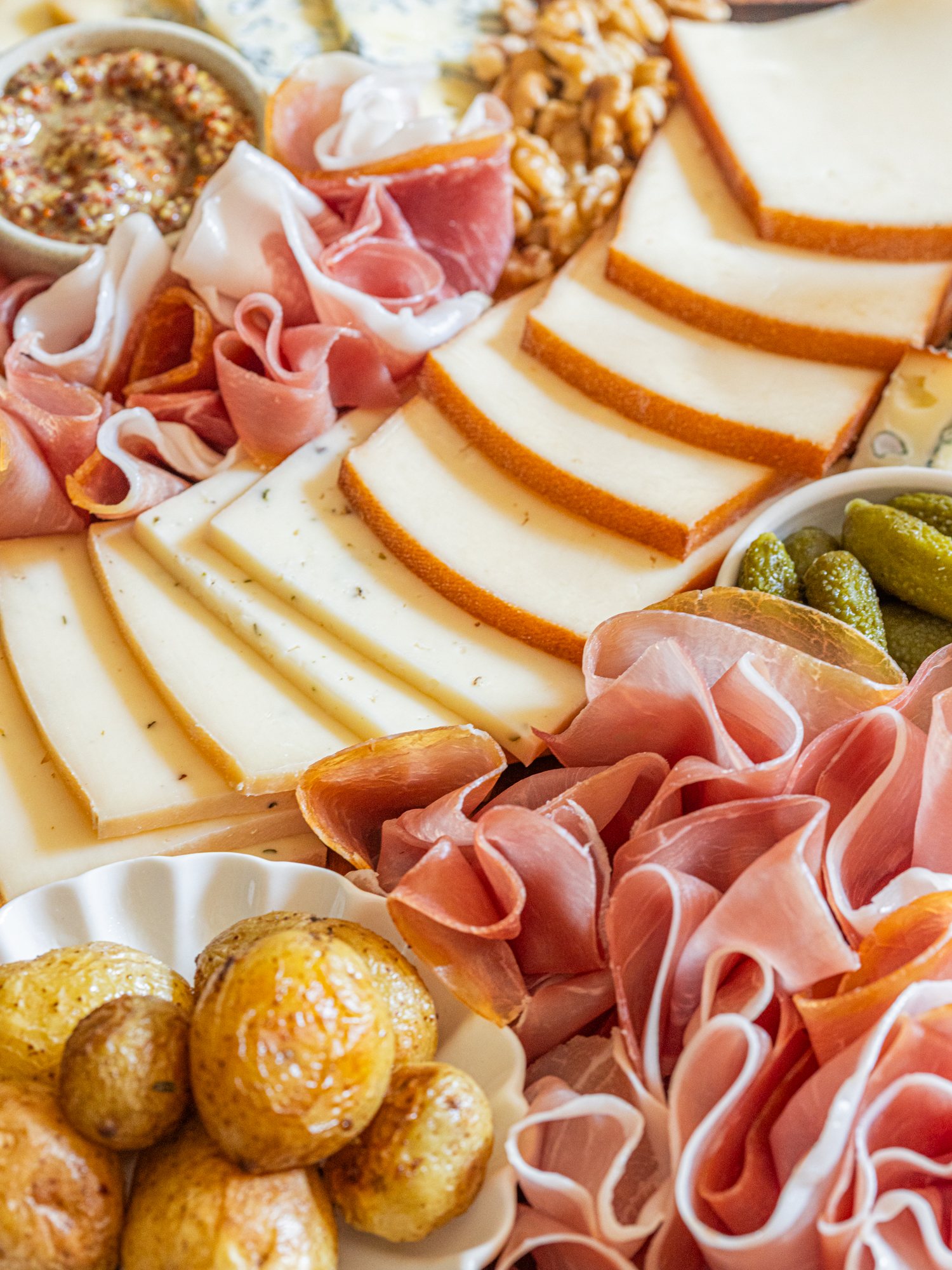 Aoste macro de la planche, jambon cru et fromages