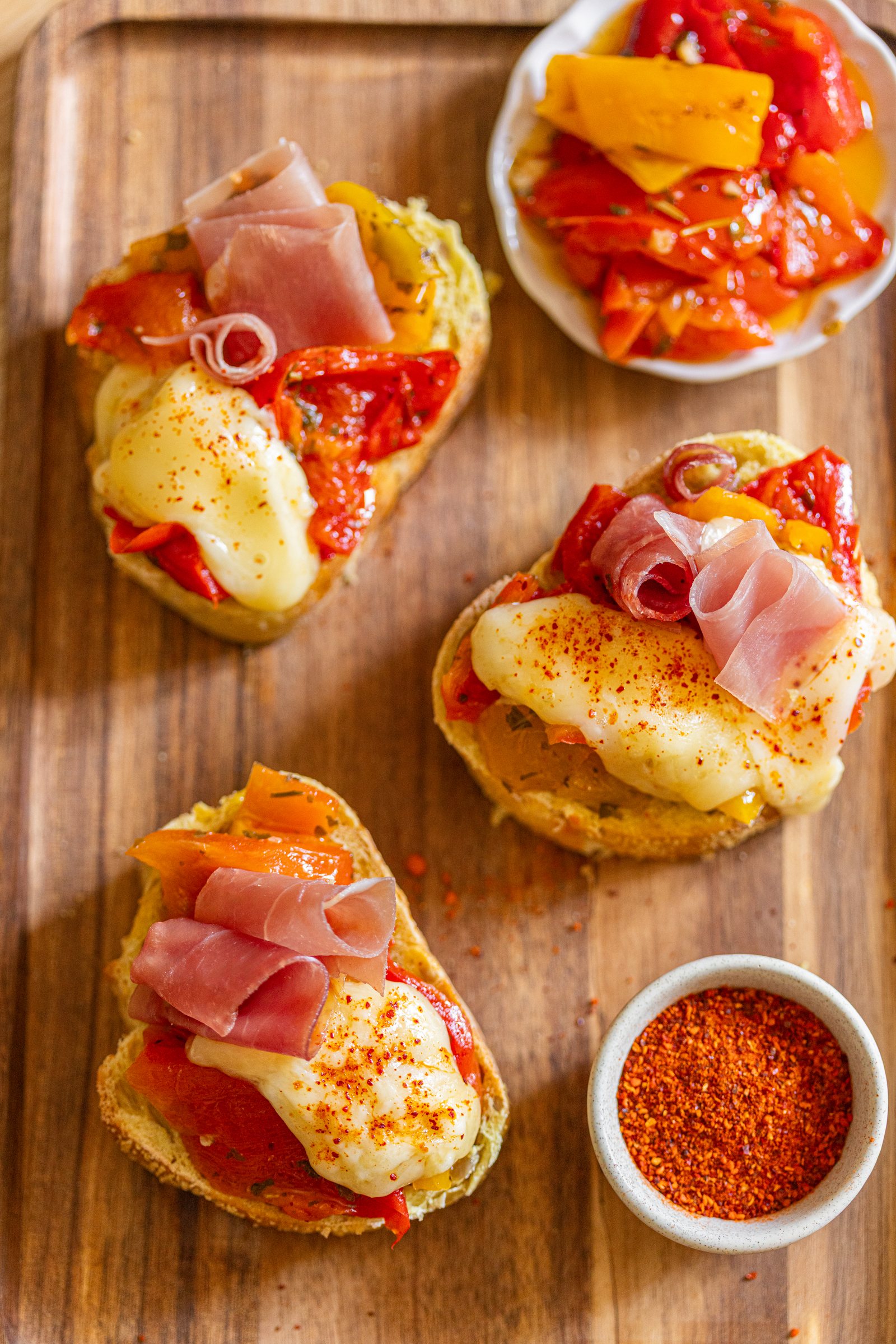 Aoste tartines au piment d'Espelette sur planche