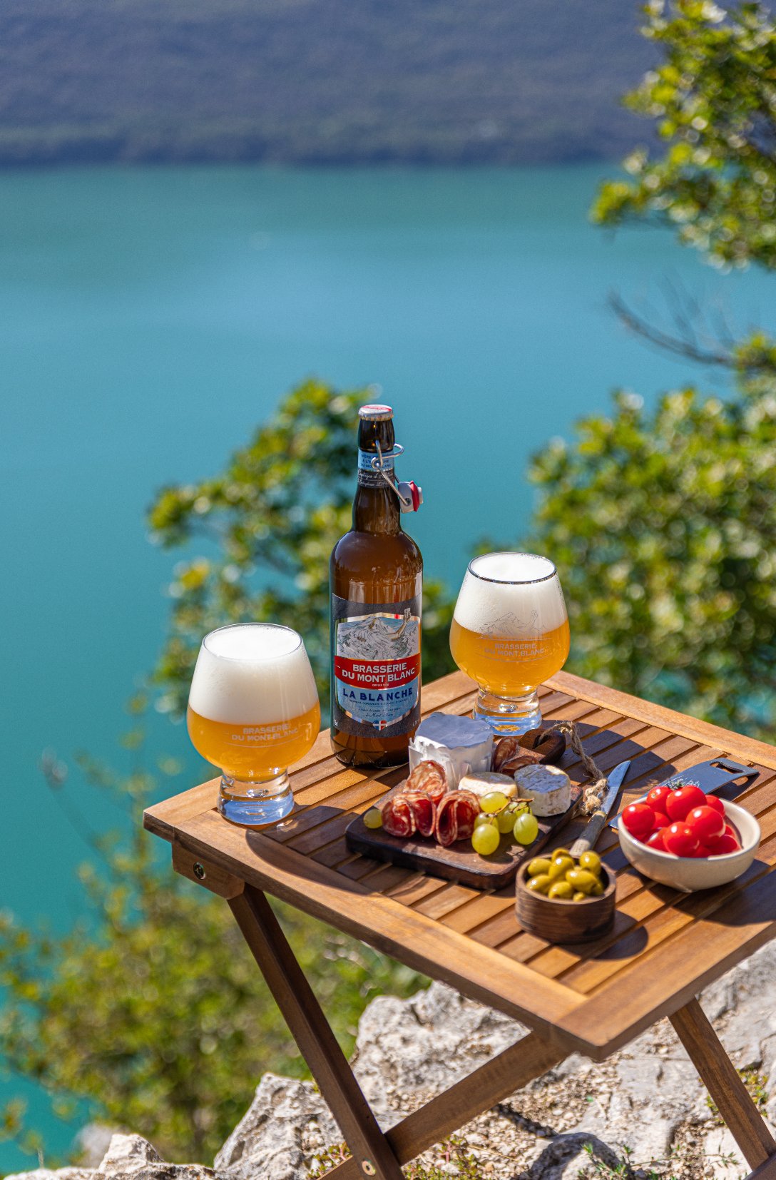 Brasserie du Mont Blanc La Blanche table lac