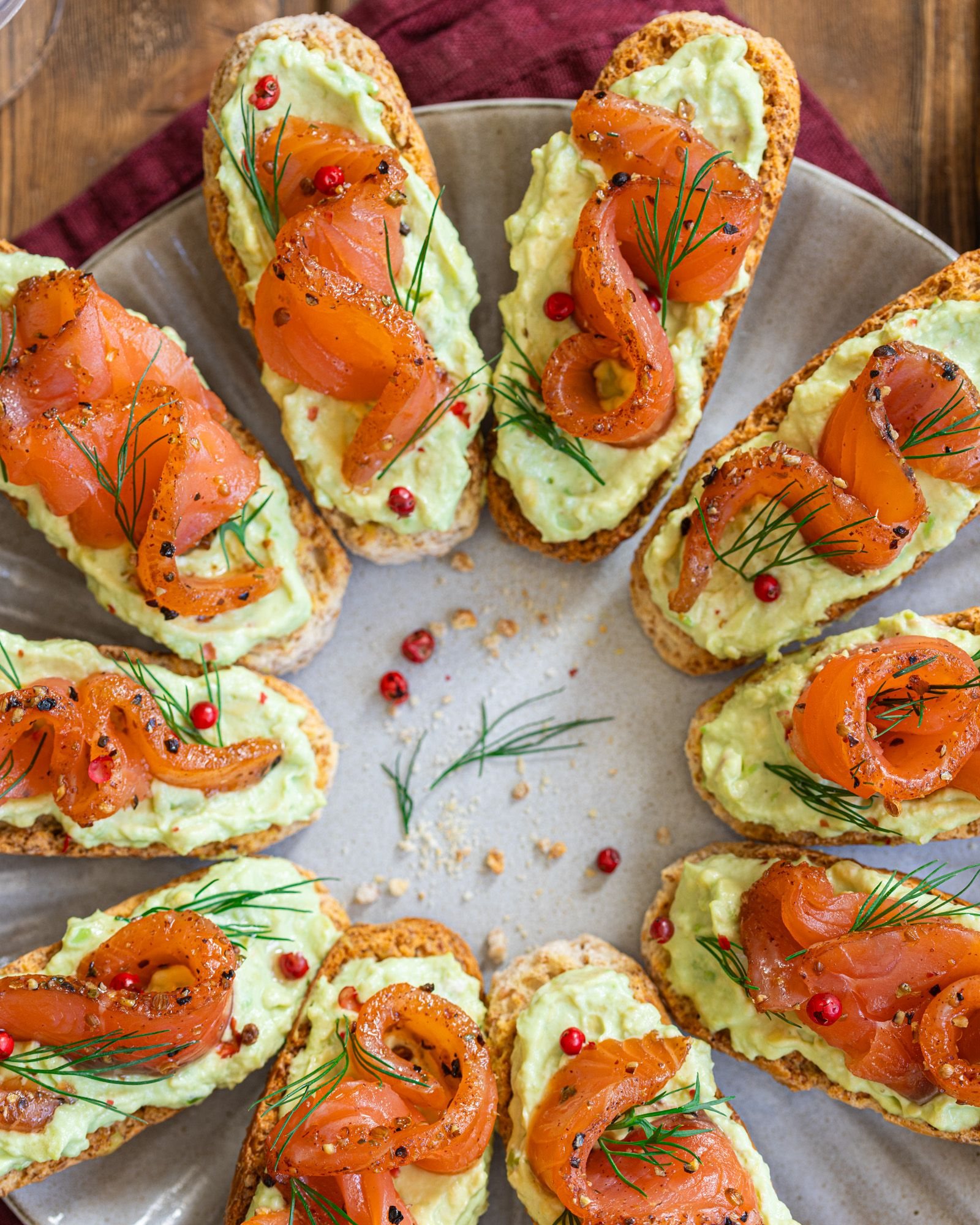 Krisprolls tartines saumon fumé, avocat et aneth