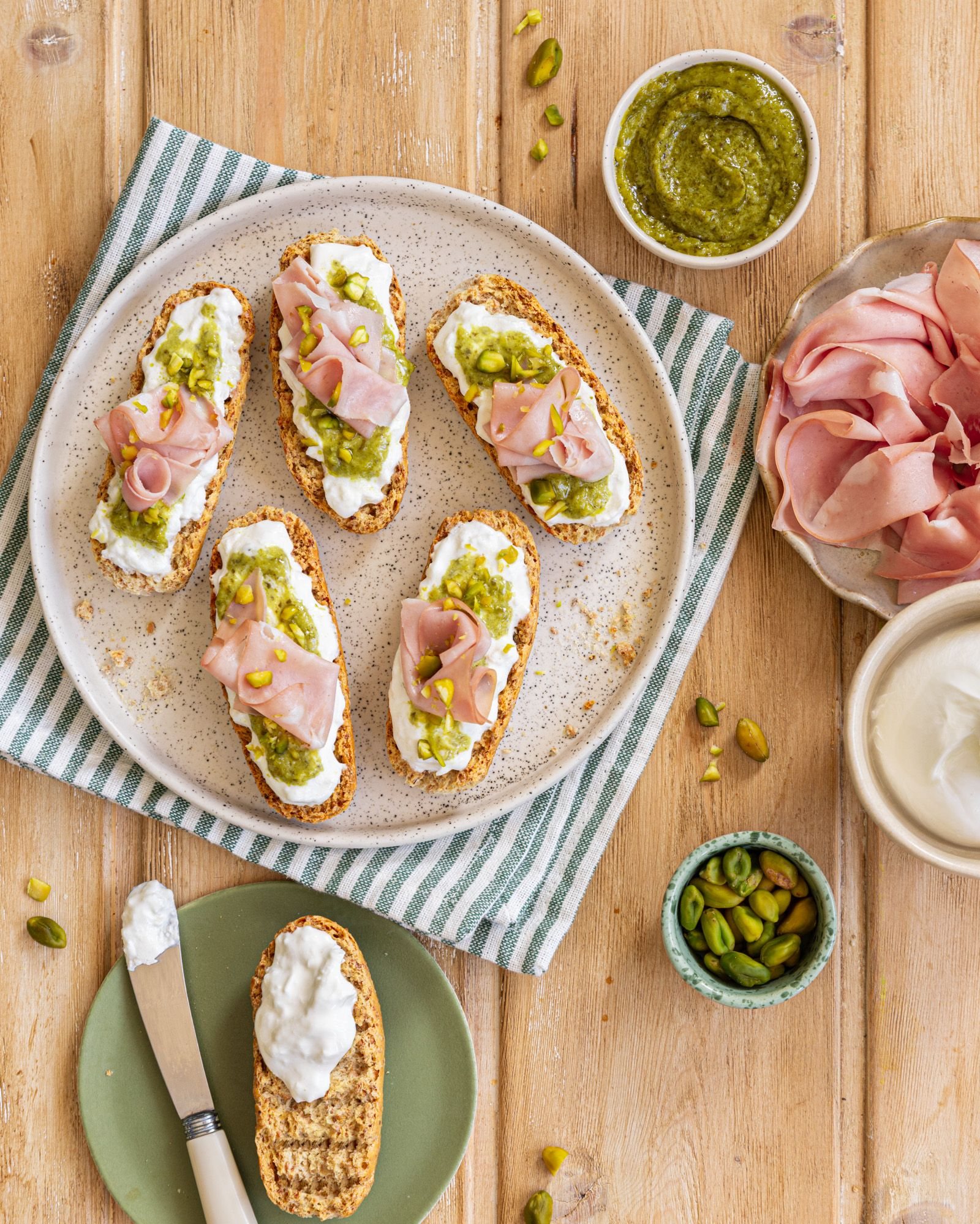 Krisprolls tartines mortadelle, burrata et pesto de pistache