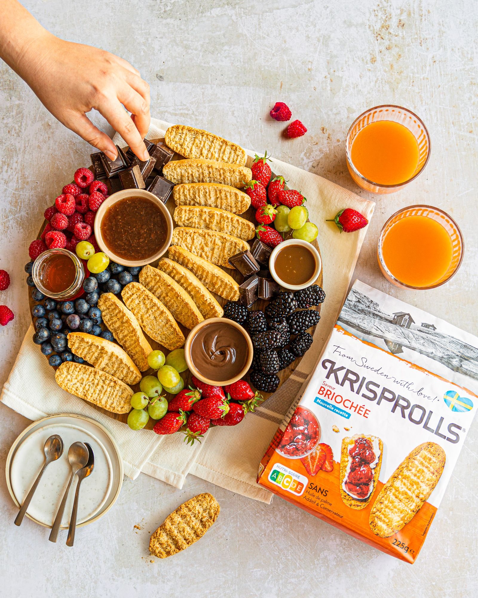 Krisprolls planche de petit déjeuner à partager, pâtes à tartiner et fruits rouges
