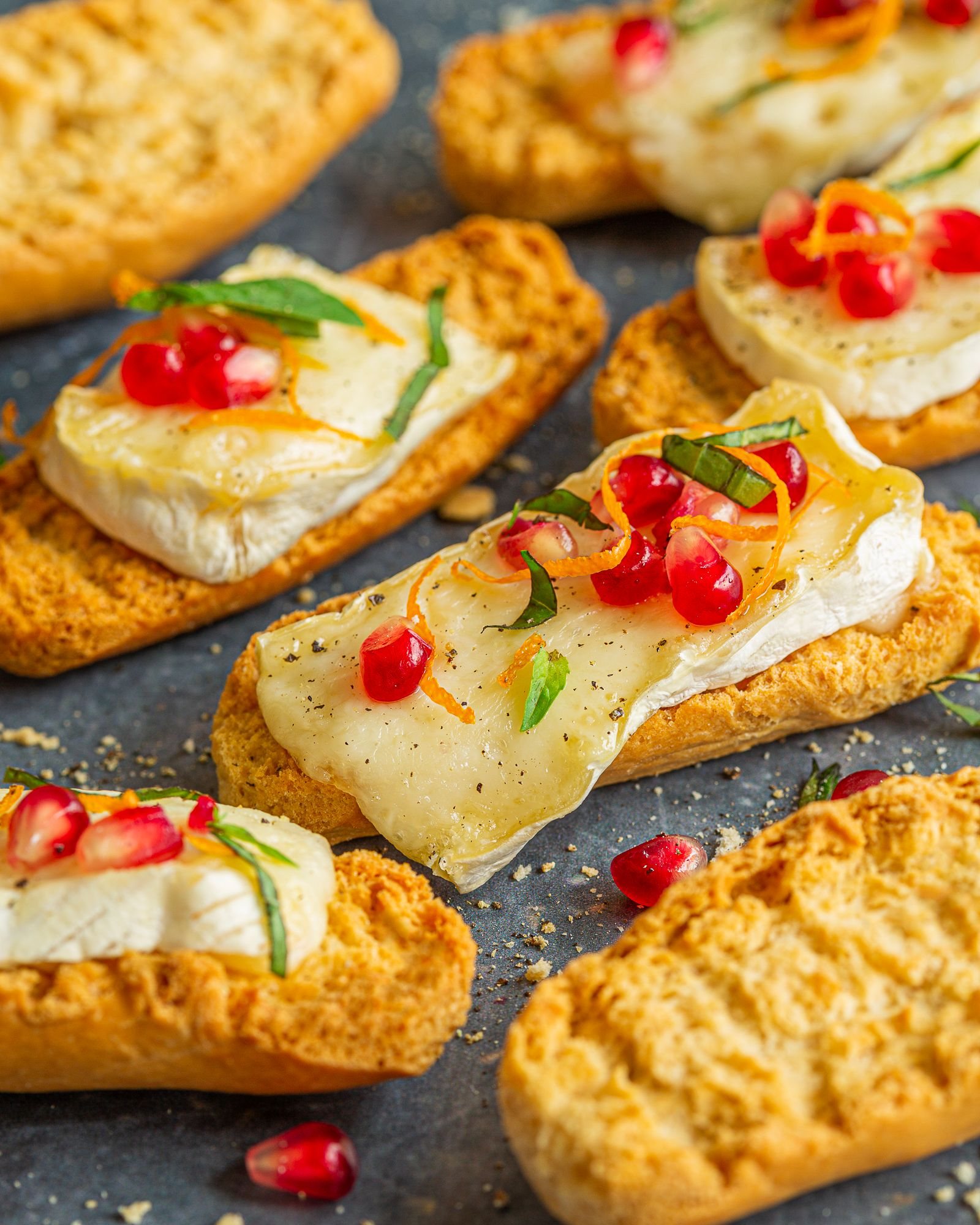 Krisprolls toasts au camembert, grenade et orange