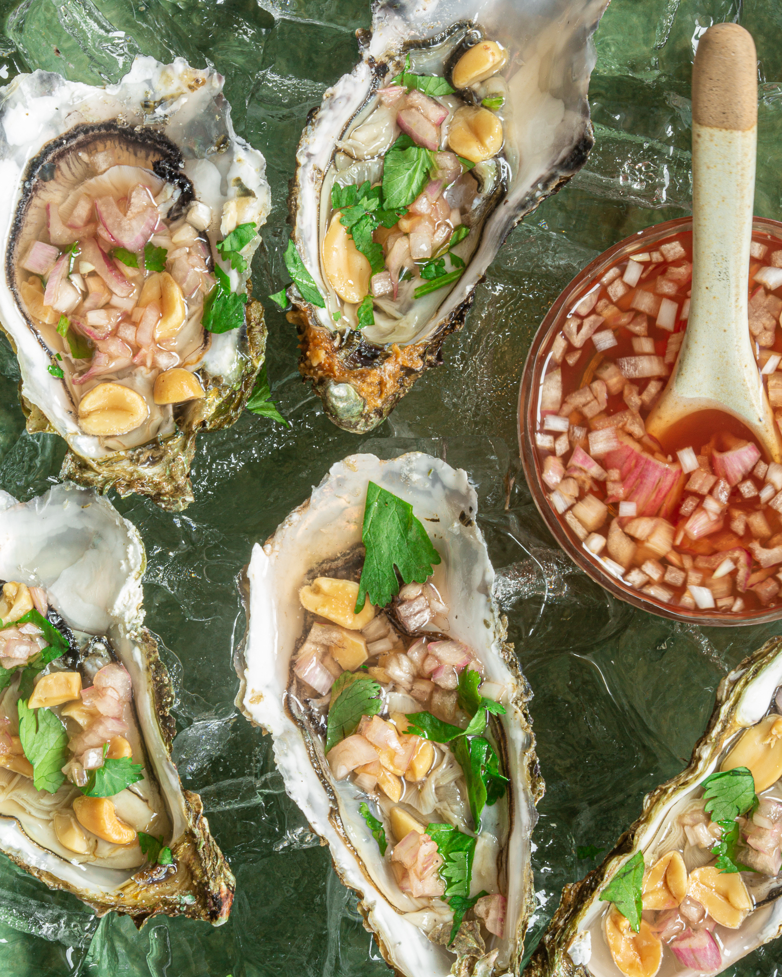 Priméale, huîtres grillées mignonette rhubarbe